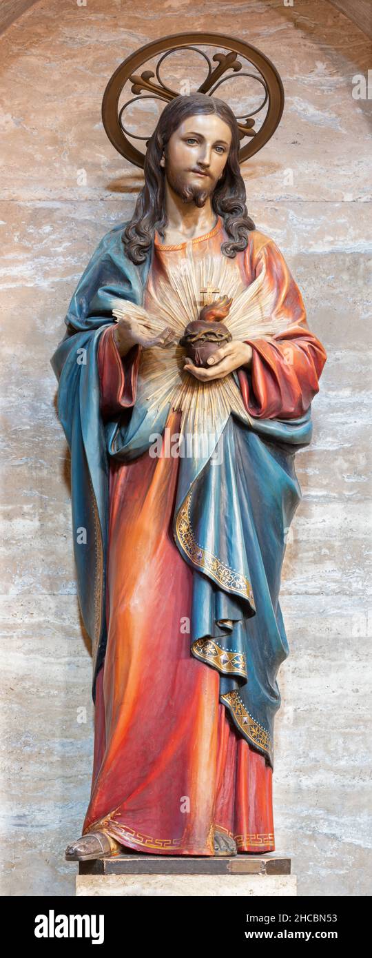 ROME, ITALIE - 29 AOÛT 2021 : la statue en polychrome sculpté du coeur de Jésus dans l'église Basilique de San Crisogono à partir de 19. Cent. Banque D'Images