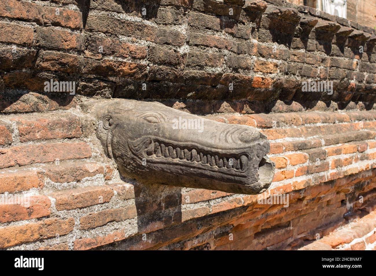Une sculpture de crocodile, faisant partie des ruines de Mingun Pahtodawgyi, pagode incomplète à Mingun, au Myanmar Banque D'Images