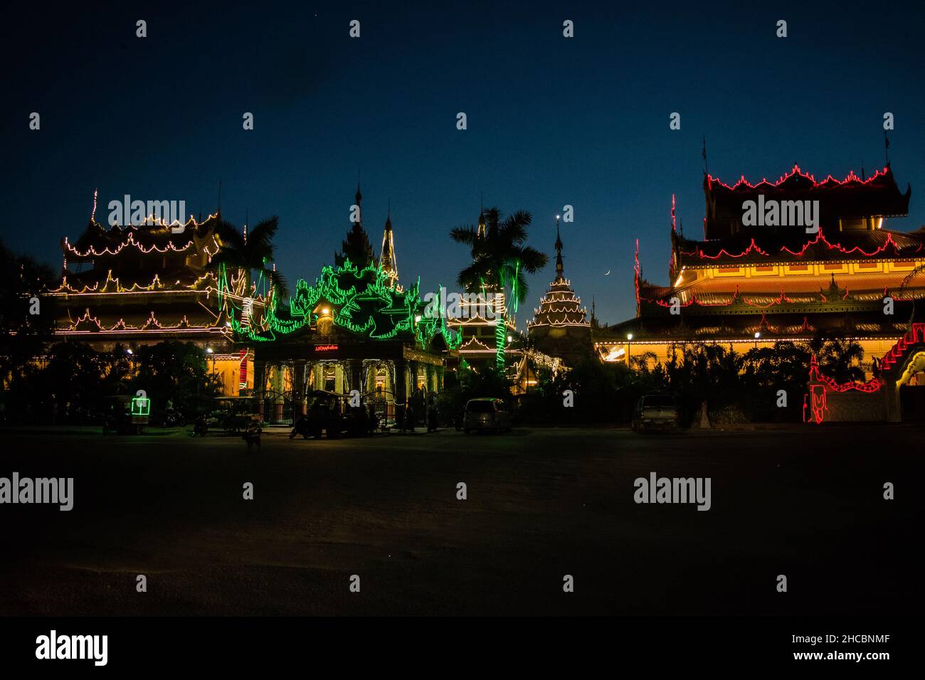 Un bâtiment de pagode bouddhiste à Mandalay, à proximité de la colline de Mandalay, éclairé de différentes couleurs Banque D'Images