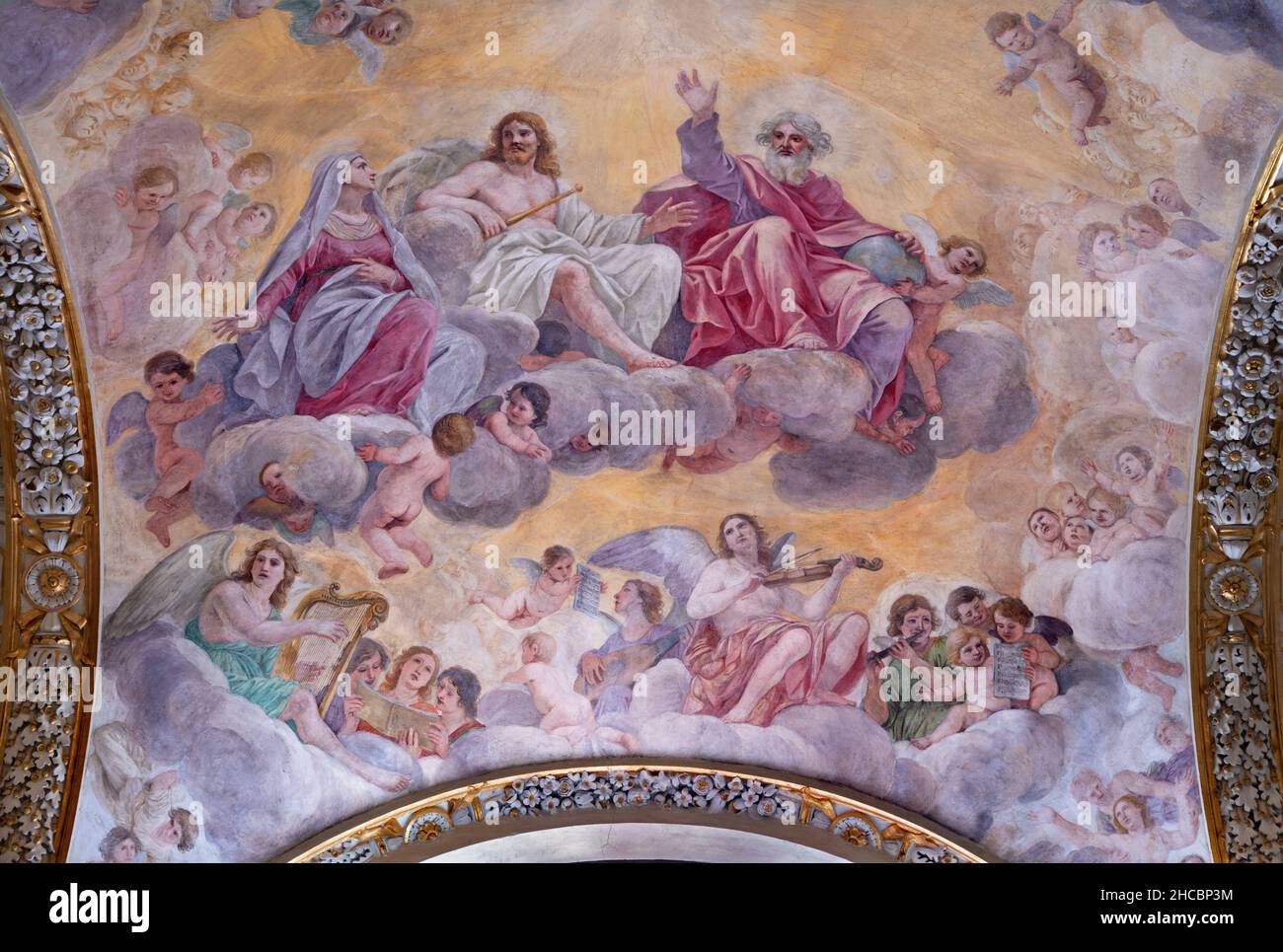 ROME, ITALIE - 29 AOÛT 2021 : la fresque de la Sainte Trinité avec la Vierge Marie et les anges dans l'église Basilica di san Crisogono Banque D'Images