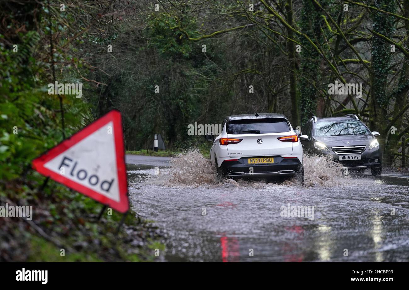 Les voitures traversent les eaux d'inondation entre Monmouth et Tintern dans la vallée de Wye, au pays de Galles.Date de la photo: Lundi 27 décembre 2021. Banque D'Images
