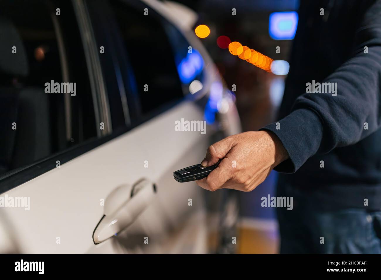 Homme d'affaires déverrouillant la porte de la voiture par la clé Banque D'Images