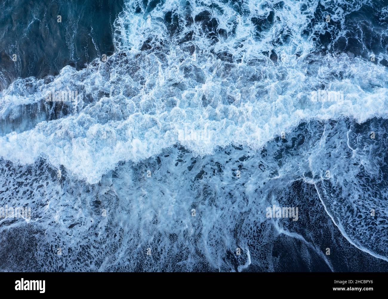 Vue de drone sur les vagues se brossant le sable de Praia de Santa Barbara Banque D'Images