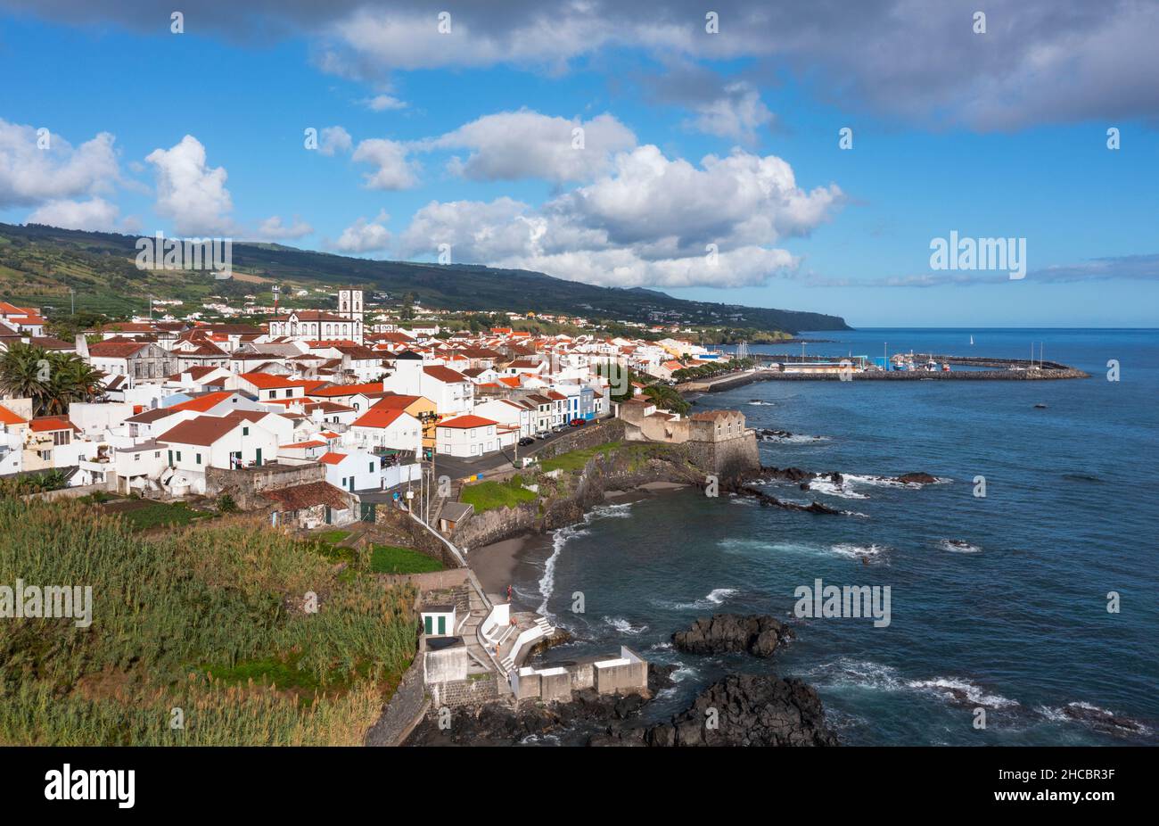 Portugal, Açores, Vila Franca do Campo, Drone vue sur la ville à la limite sud de l'île de Sao Miguel Banque D'Images