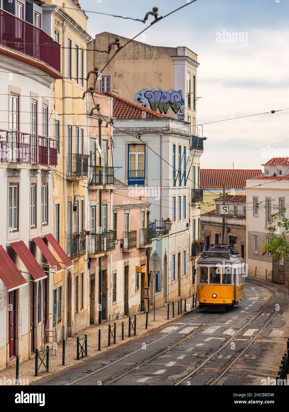 Les trams jaunes historiques sont un point de vue populaire à Lisbonne, au Portugal. Sur la ligne 28, vous pouvez visiter les parties les plus anciennes et les plus abruptes de la ville. Banque D'Images