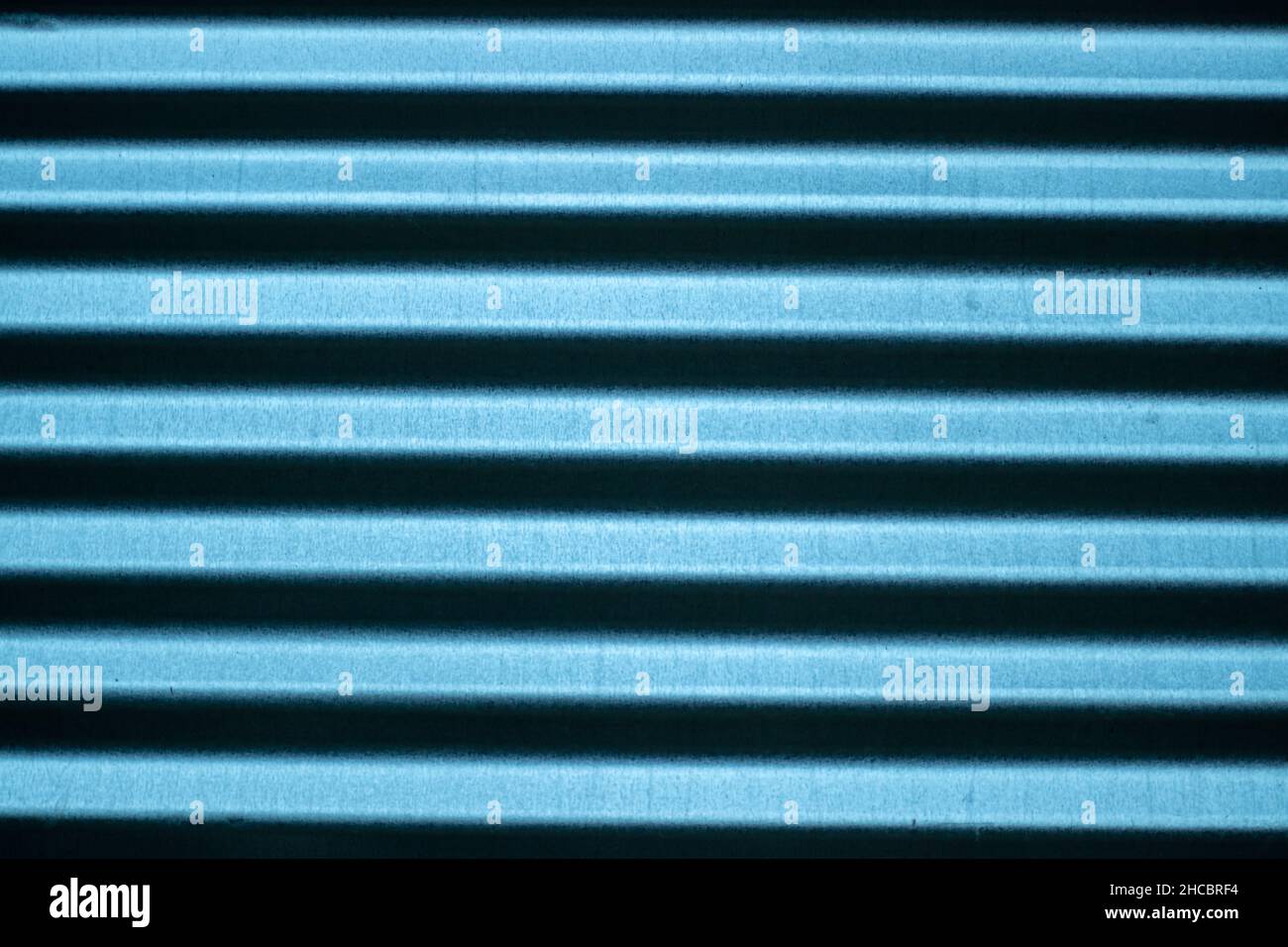 Etain en aluminium prêt à être construit et affichant un motif de rangée de couleur noire et argentée Banque D'Images