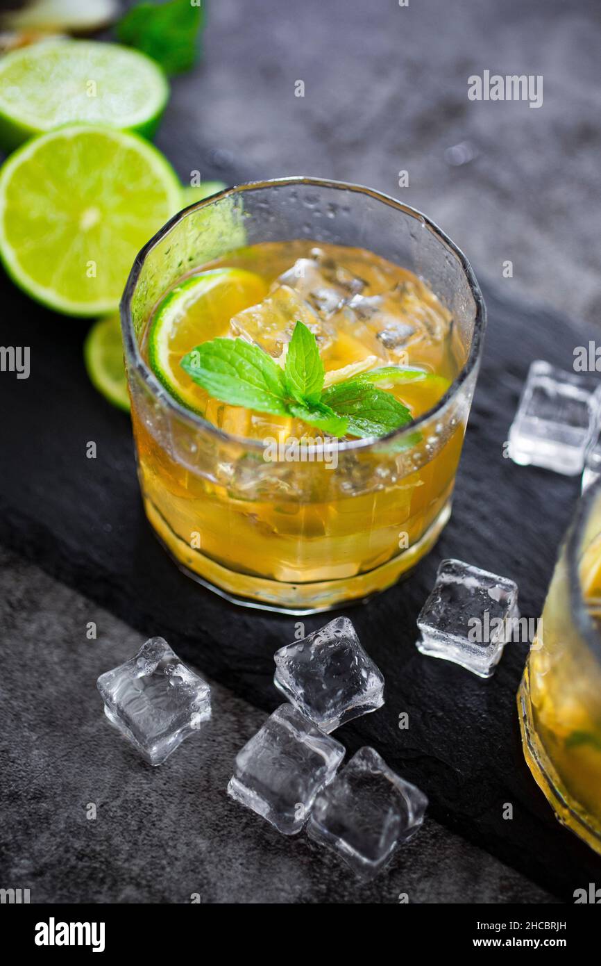 Verre de boisson rafraîchissante avec du citron vert, de la menthe et des glaçons Banque D'Images