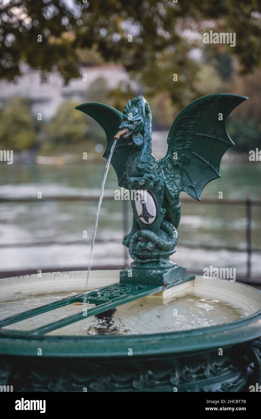 Suisse, Bâle-ville, Bâle, sculpture Dragon décorant un petit puits de boisson Banque D'Images