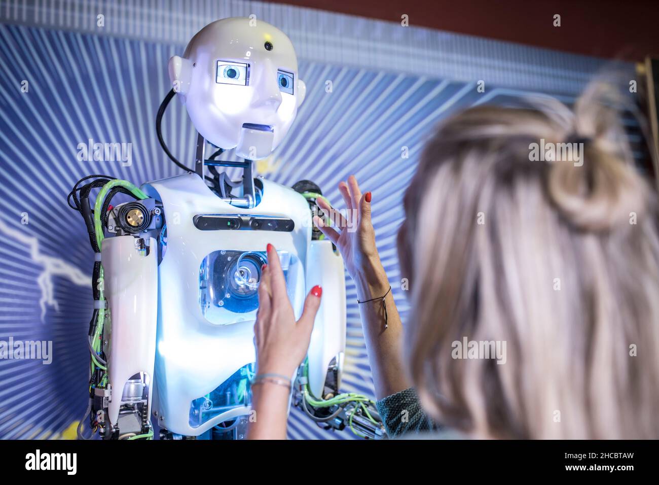 Développeur technique communiquant avec le robot humain en atelier Banque D'Images