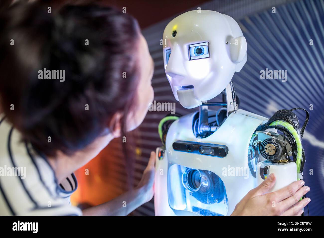 Développeur technique regardant le robot humain en atelier Banque D'Images