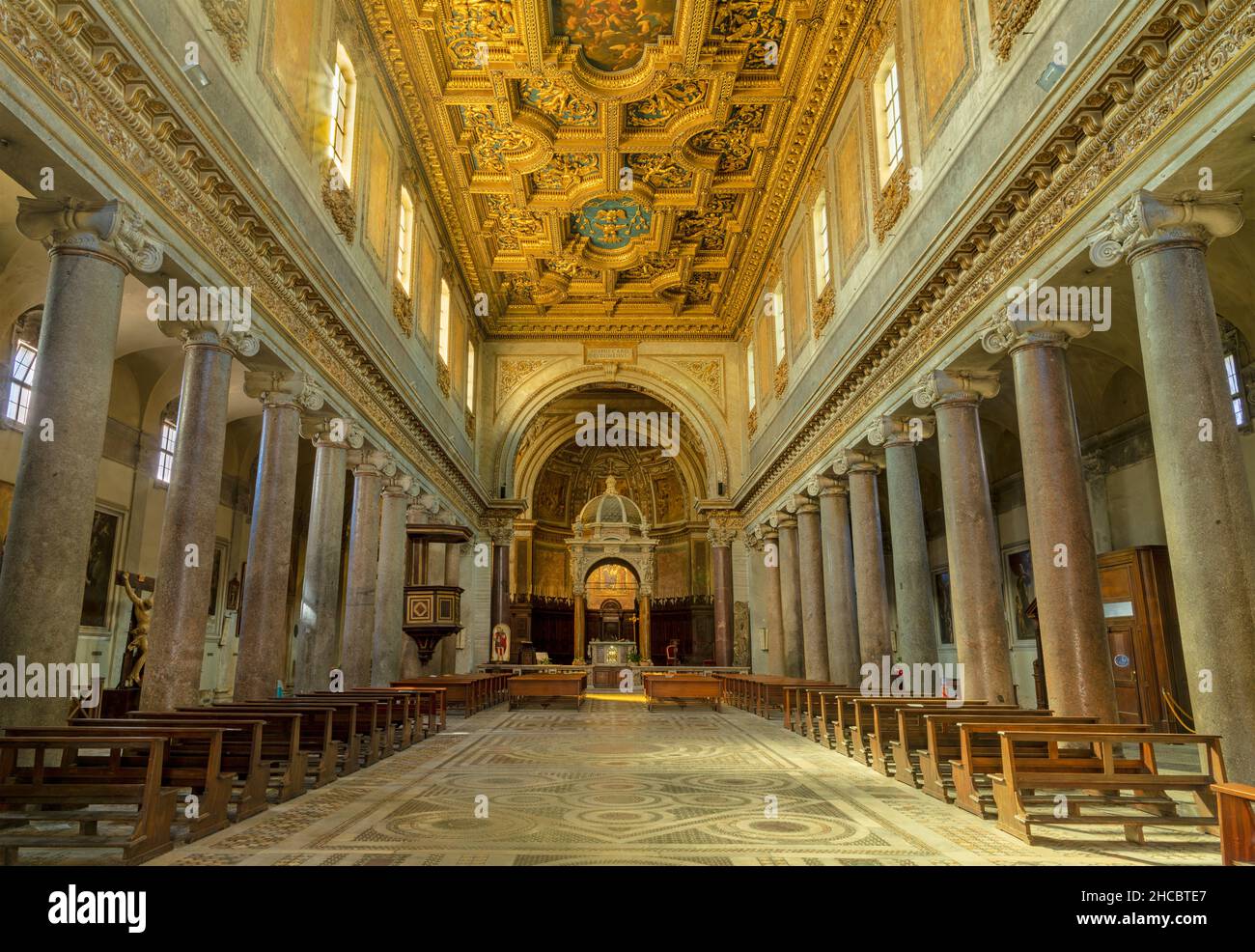 ROME, ITALIE - 29 AOÛT 2021 : l'église de la nef Basilica di San Crisogono. Banque D'Images