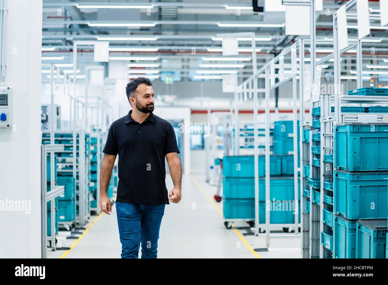 Ingénieur de maintenance inspectant l'entrepôt électrique Banque D'Images