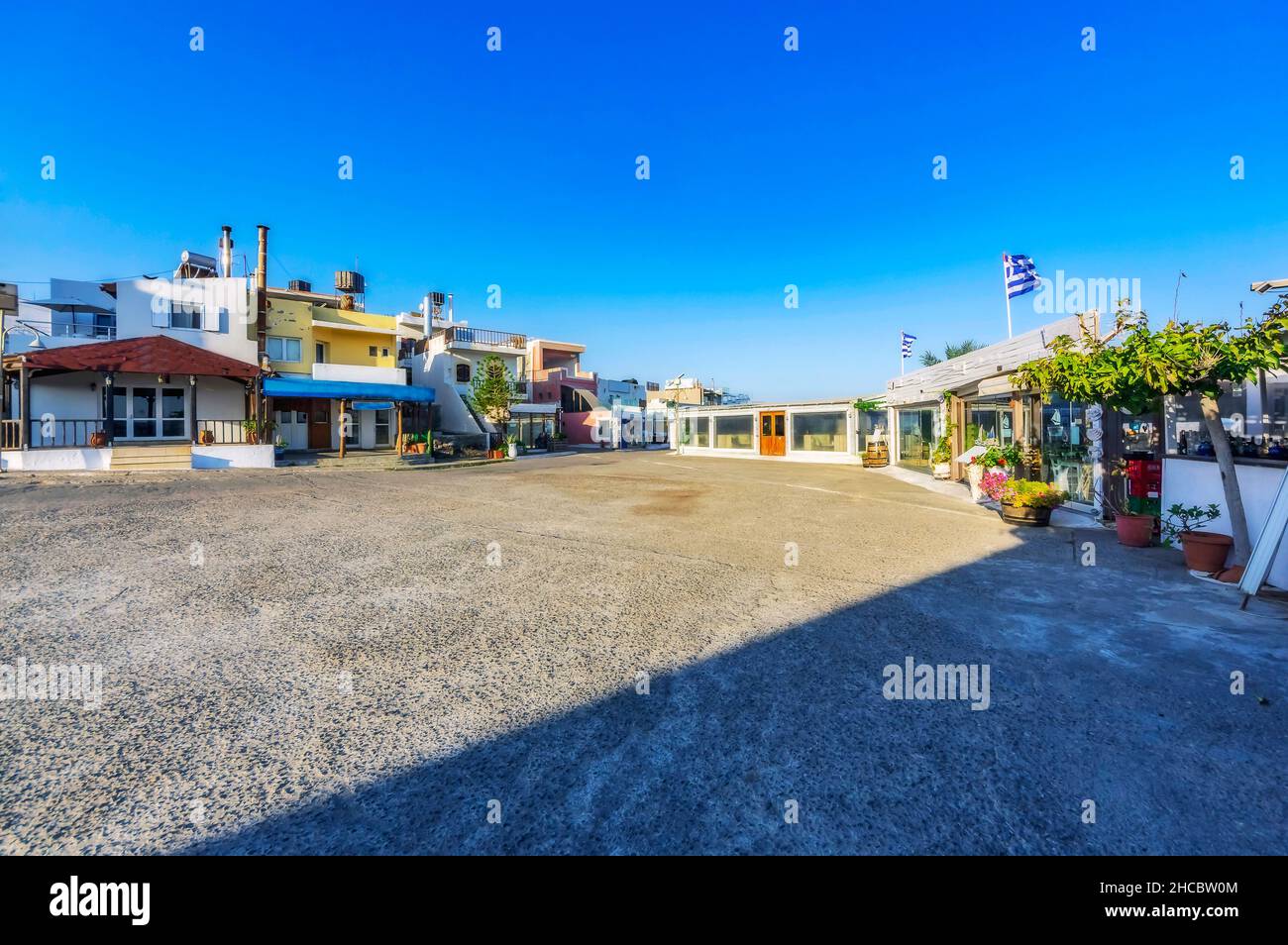 Grèce, Crète, Sissi, place vide entourée de maisons de village Banque D'Images