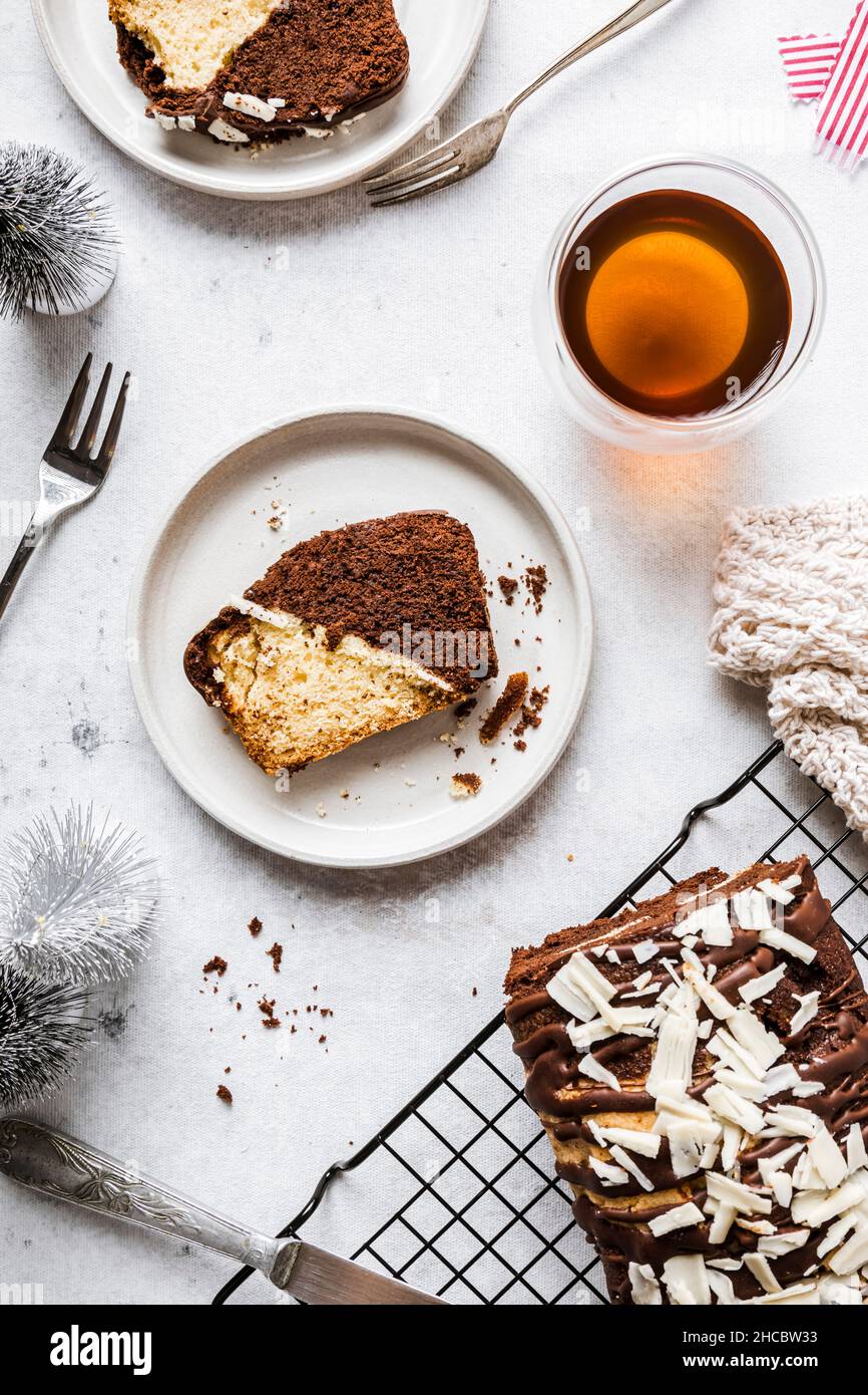 Gâteau à la vanille et au chocolat sur la grille de refroidissement au comptoir de la cuisine Banque D'Images