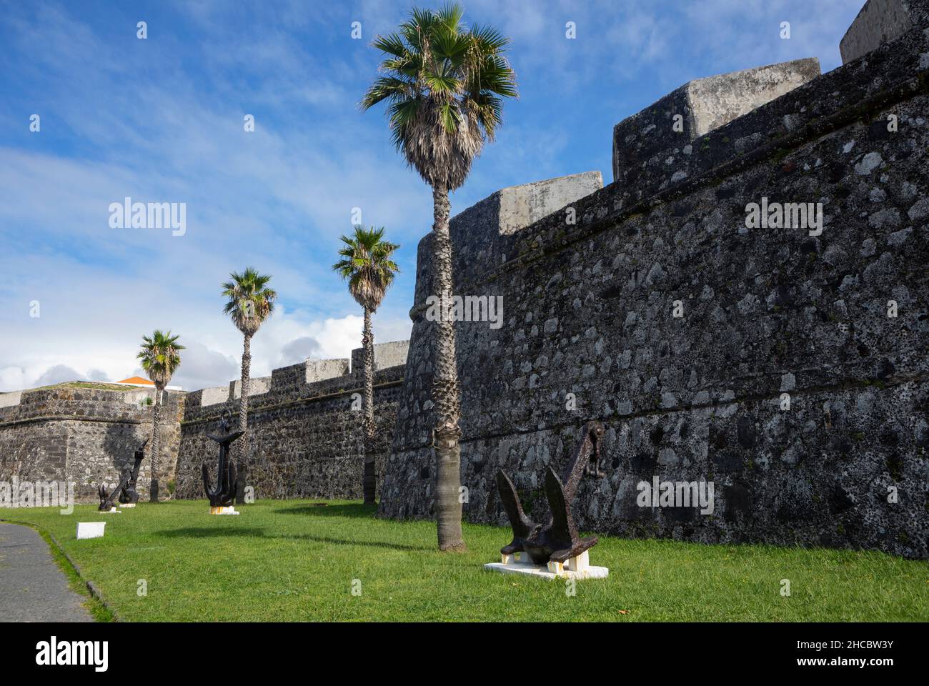 Portugal, Açores, Ponta Delgada, anciens ancrages exposés devant le mur fortifié du fort de Sao bras Banque D'Images