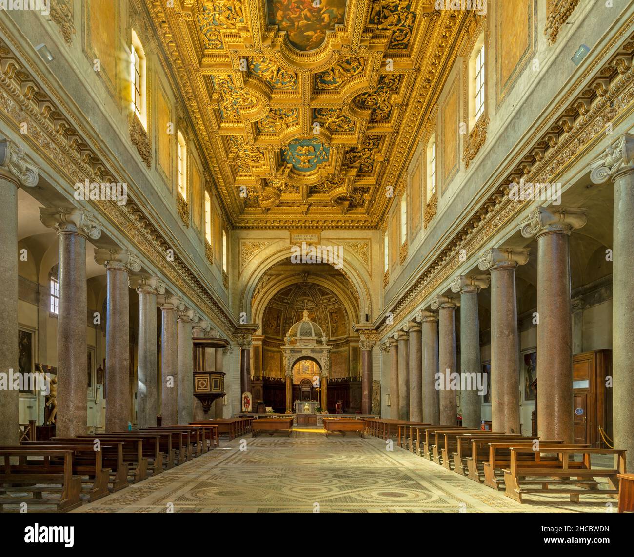 ROME, ITALIE - 29 AOÛT 2021 : l'église de la nef Basilica di San Crisogono. Banque D'Images