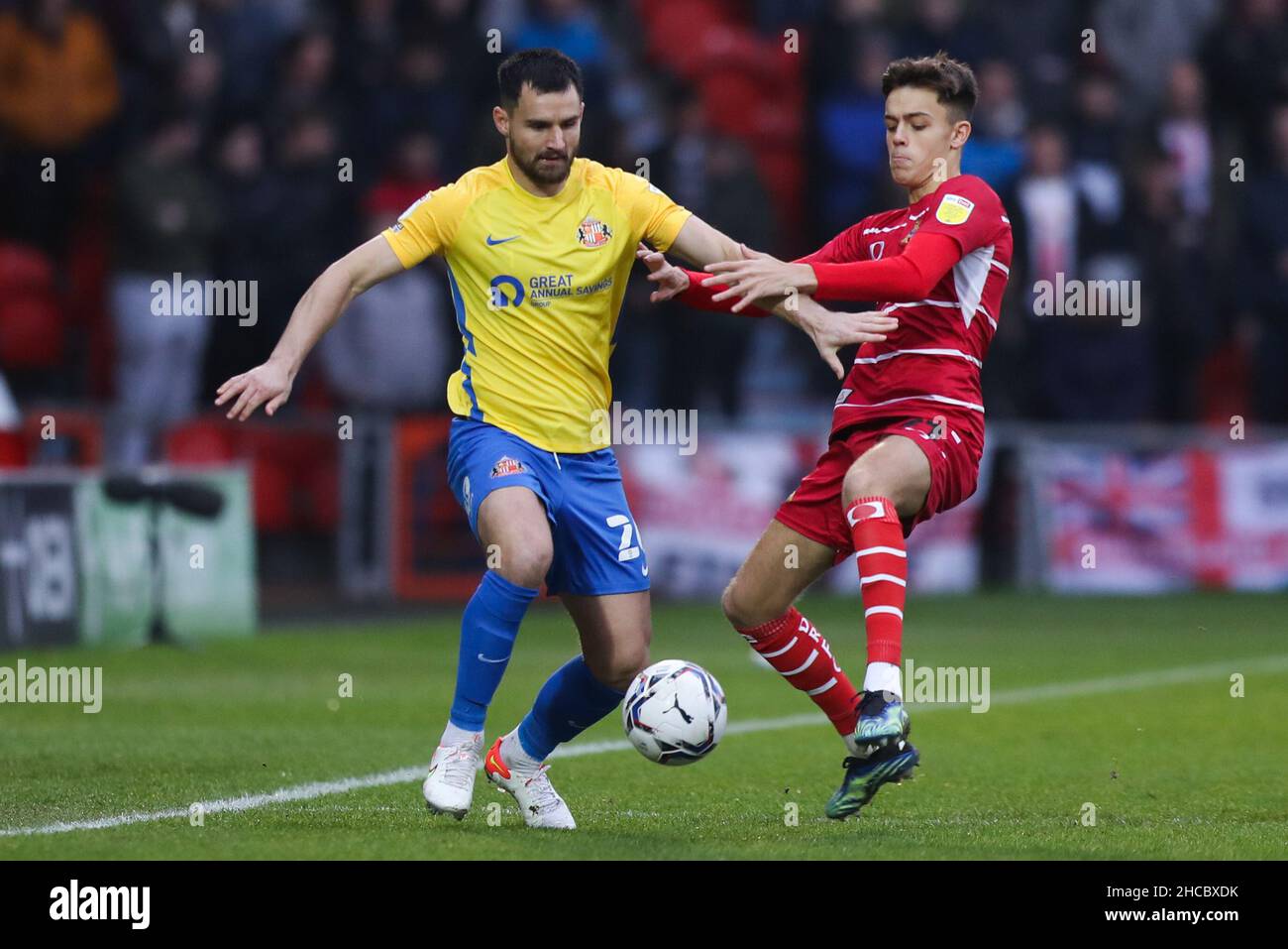 Liam Ravenhill (à droite) de Doncaster Rovers et Bailey Wright de Sunderland se battent pour le ballon lors de la Sky Bet League One au Keepmoat Stadium, Doncaster.Date de la photo: Lundi 27 décembre 2021. Banque D'Images