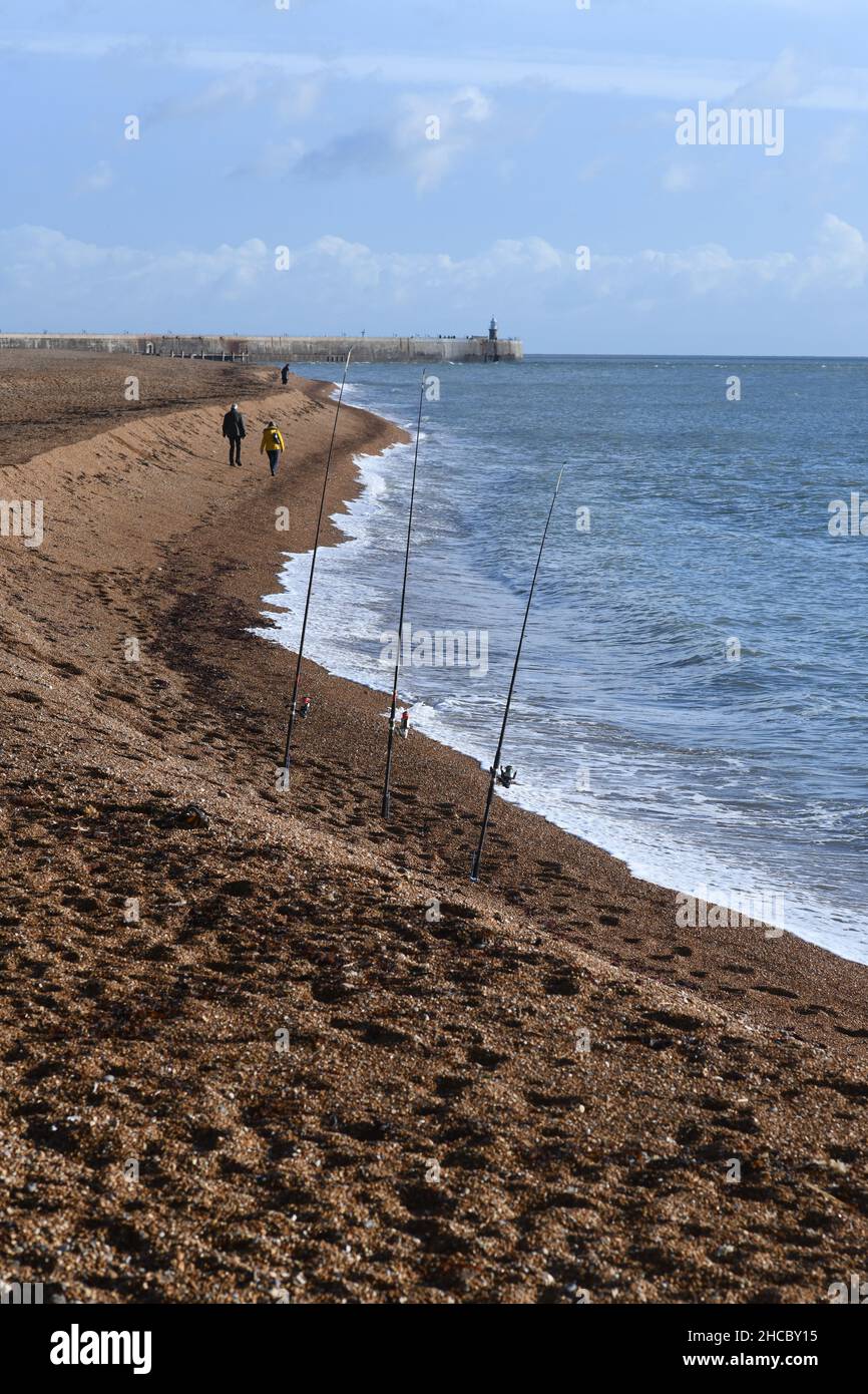 Des cannes à pêche sur la plage Banque D'Images