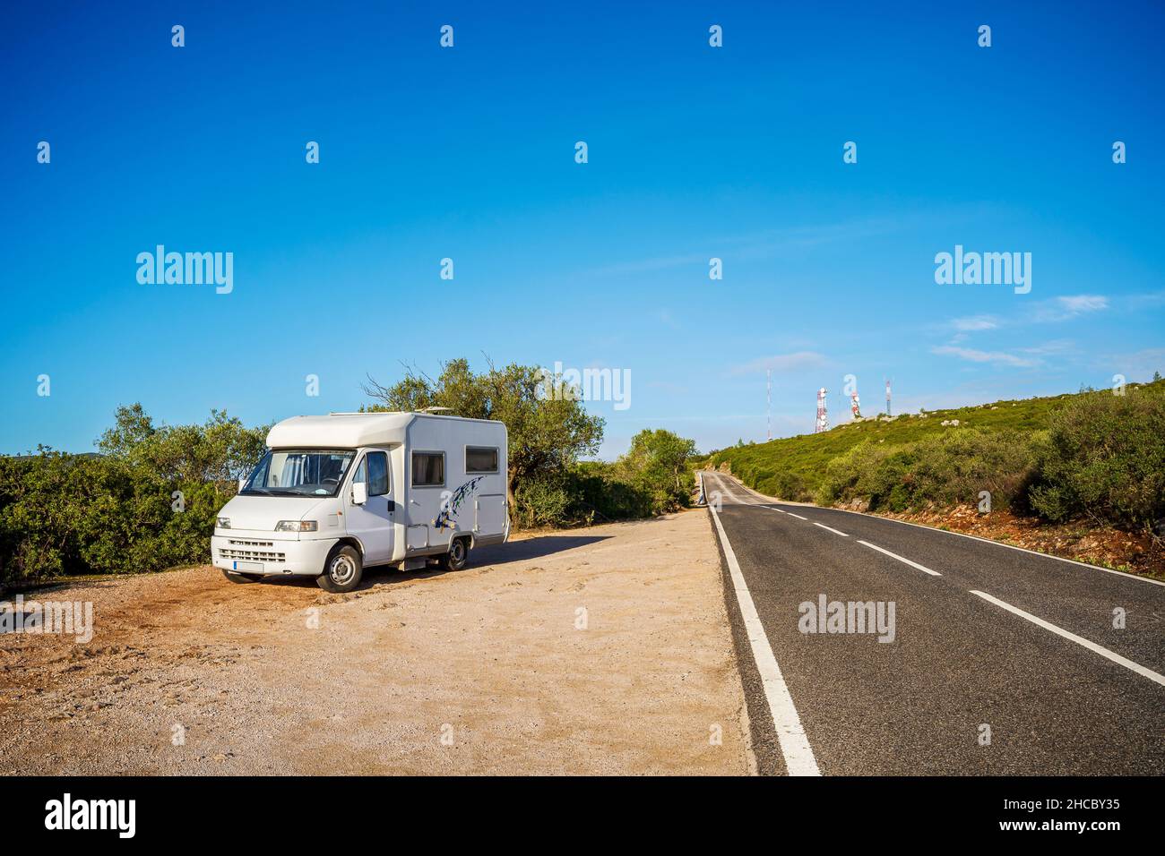Camping campingcar à côté de la route dans le magnifique parc naturel