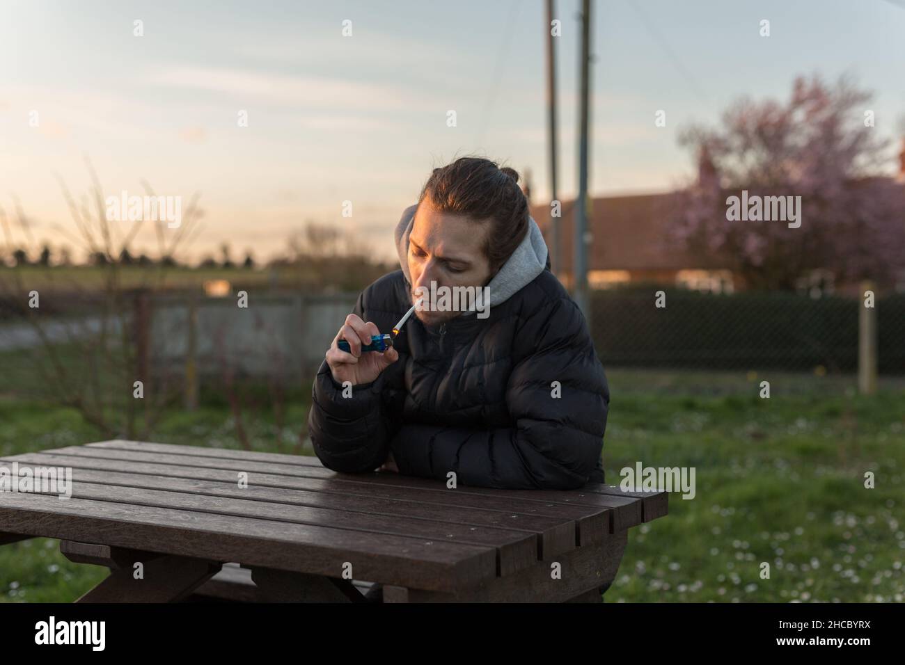 A 20 quelque chose d'homme fume un joint de cannabis pour aider à sa santé.Médecine alternative, concept de marijuana médicale Banque D'Images