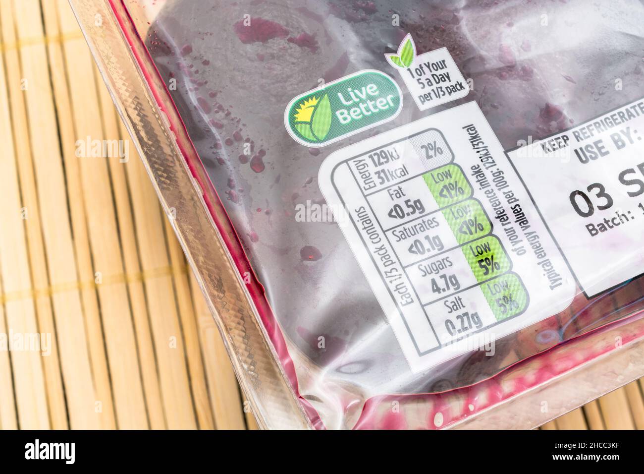 Étiquette de données nutritionnelles sur le paquet de betteraves marinées du supermarché ASDA.Pour l'étiquetage des informations alimentaires, l'emballage en plastique Banque D'Images