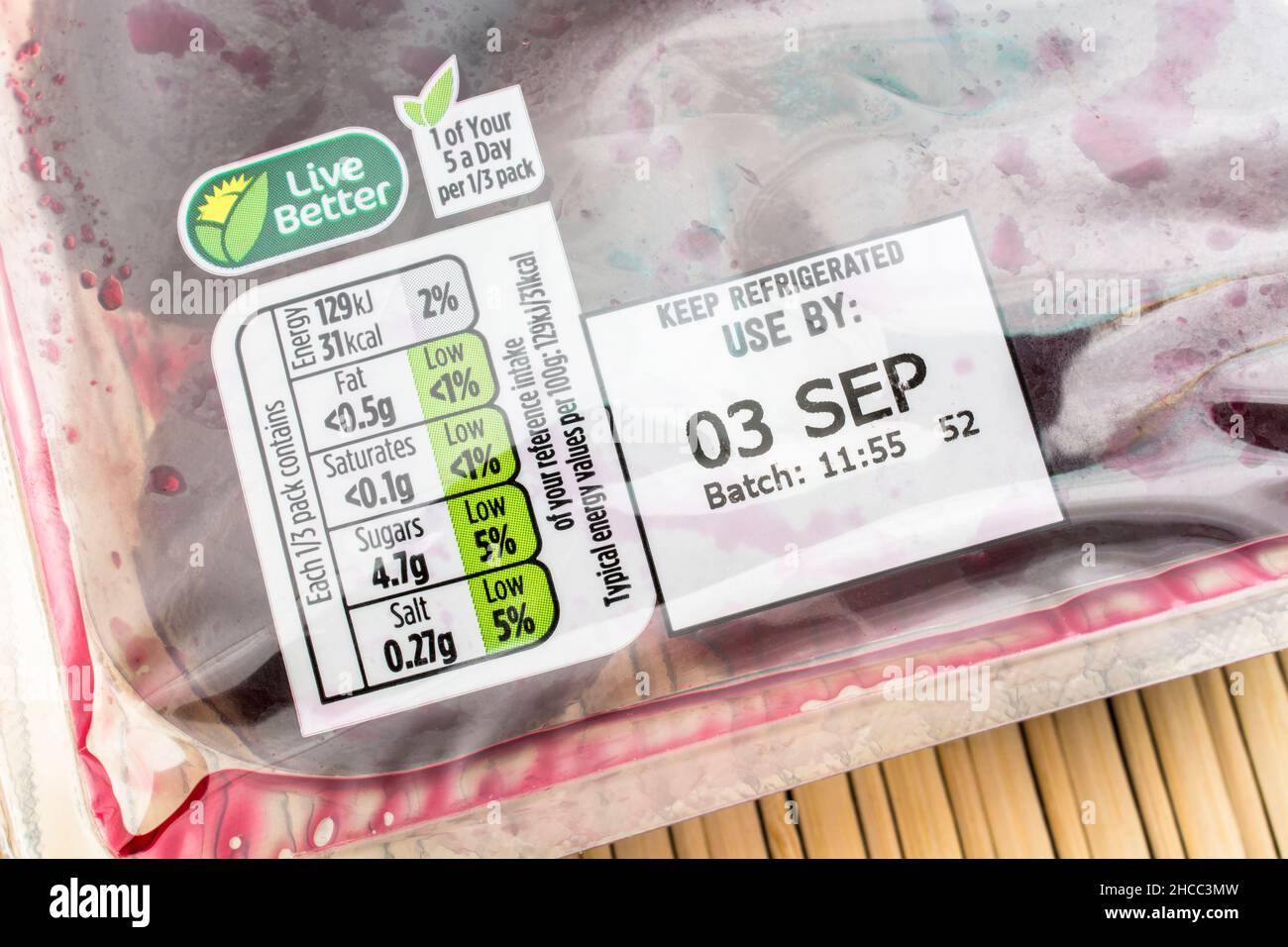 Étiquette de données nutritionnelles sur le paquet de betteraves marinées du supermarché ASDA. Pour l'étiquetage des informations alimentaires, l'emballage en plastique, la date du BBD. Banque D'Images