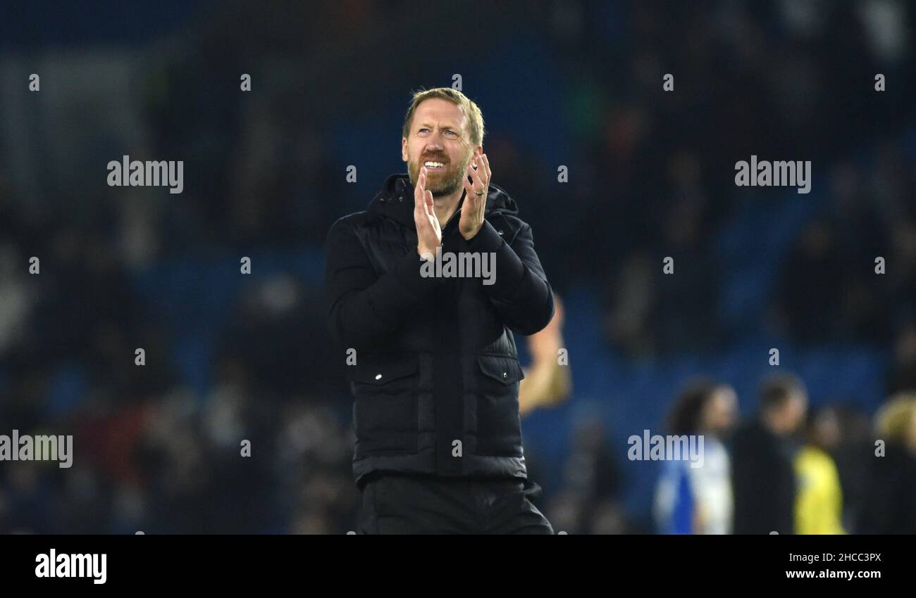 Graham Potter, entraîneur-chef de Brighton, applaudit les fans après le match Premier League entre Brighton et Hove Albion et Brentford au stade de la communauté American Express, Brighton, Royaume-Uni - 26th décembre 2021 photo Simon Dack/Telephoto Images. - Usage éditorial seulement. Pas de merchandising. Pour les images de football, les restrictions FA et Premier League s'appliquent inc. Aucune utilisation Internet/mobile sans licence FAPL - pour plus de détails, contactez football Dataco Banque D'Images