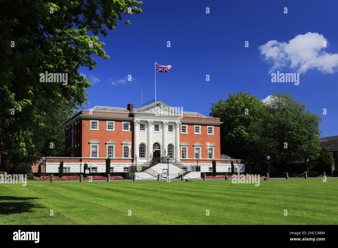 Les portes d'Or, hôtel de ville et jardins, ville de Warrington, Cheshire, Angleterre, Royaume-Uni Banque D'Images