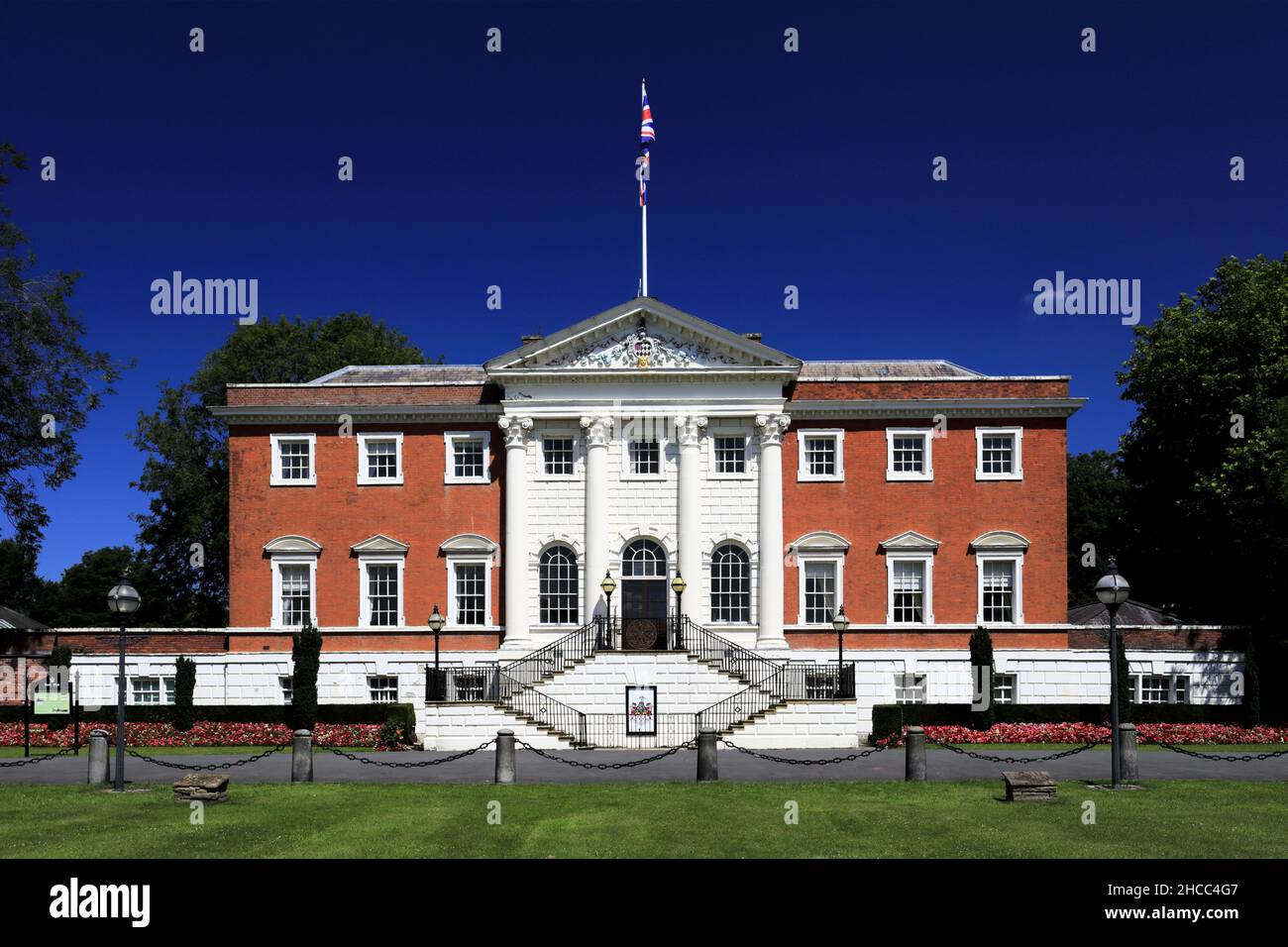 Les portes d'Or, hôtel de ville et jardins, ville de Warrington, Cheshire, Angleterre, Royaume-Uni Banque D'Images