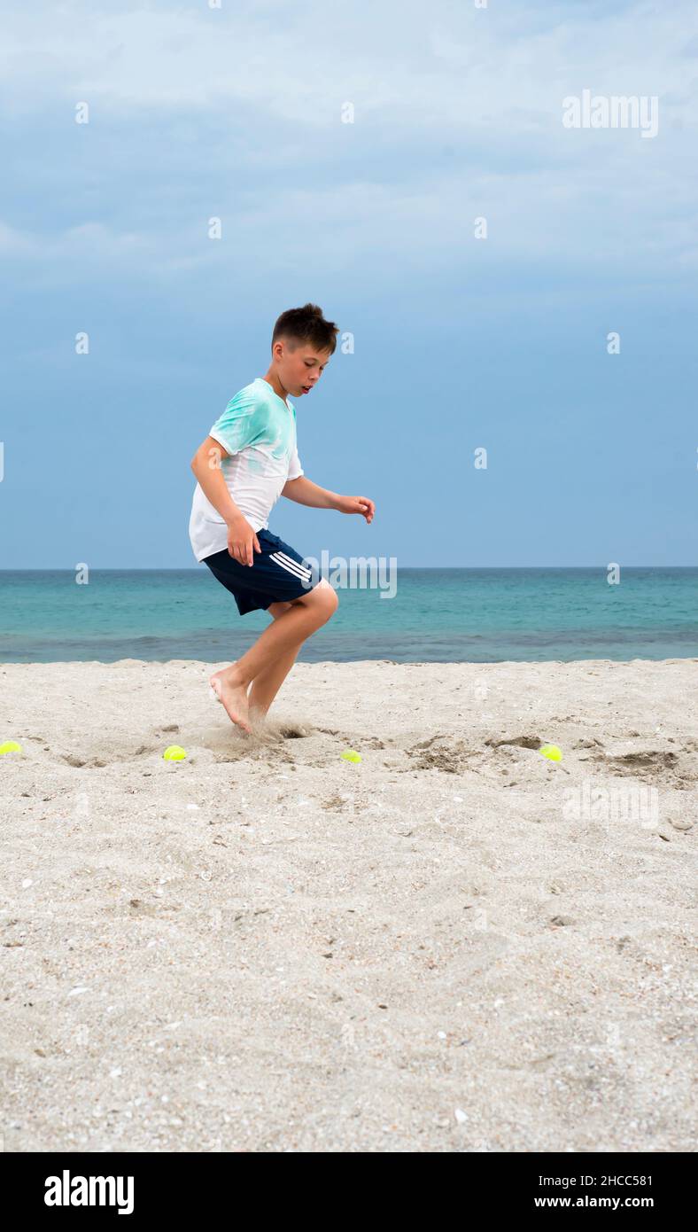 Entraînement sur la plage.Porostok entre pour le sport sur le bord de mer. Banque D'Images