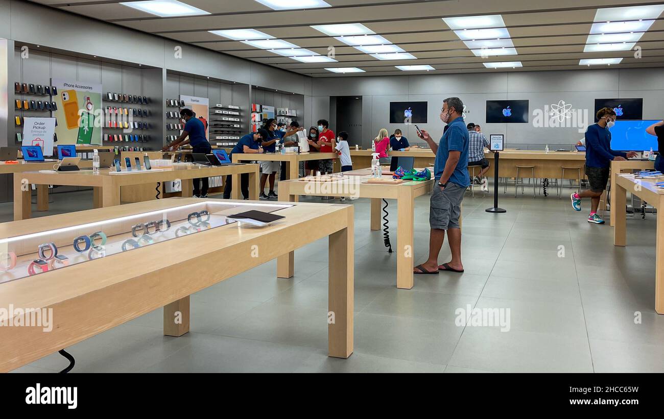 Orlando, FL USA -20 septembre 2021: Un client dans un magasin Apple regardant son iPhone en attendant dans un magasin Apple. Banque D'Images