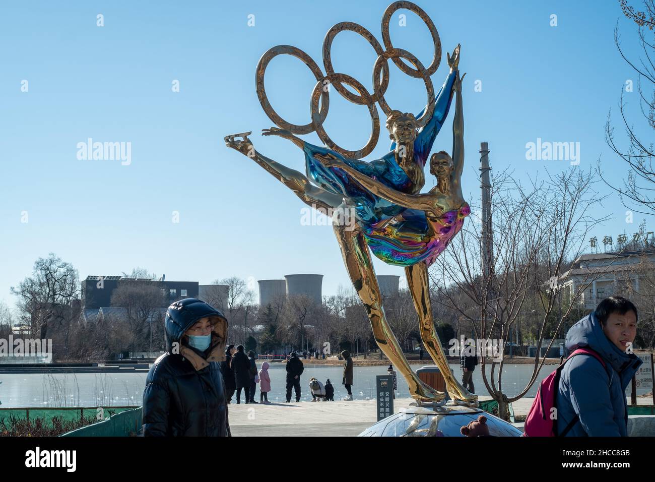 Une statue avec les anneaux olympiques intitulée « Dating with the Winter Olympics » à Beijing, en Chine.26 décembre 2021 Banque D'Images