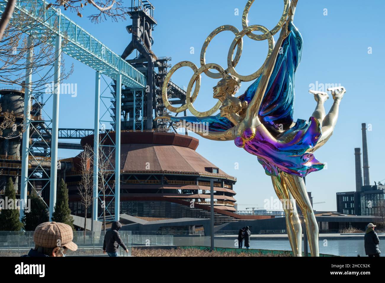 Une statue avec les anneaux olympiques intitulée « Dating with the Winter Olympics » à Beijing, en Chine.26 décembre 2021 Banque D'Images