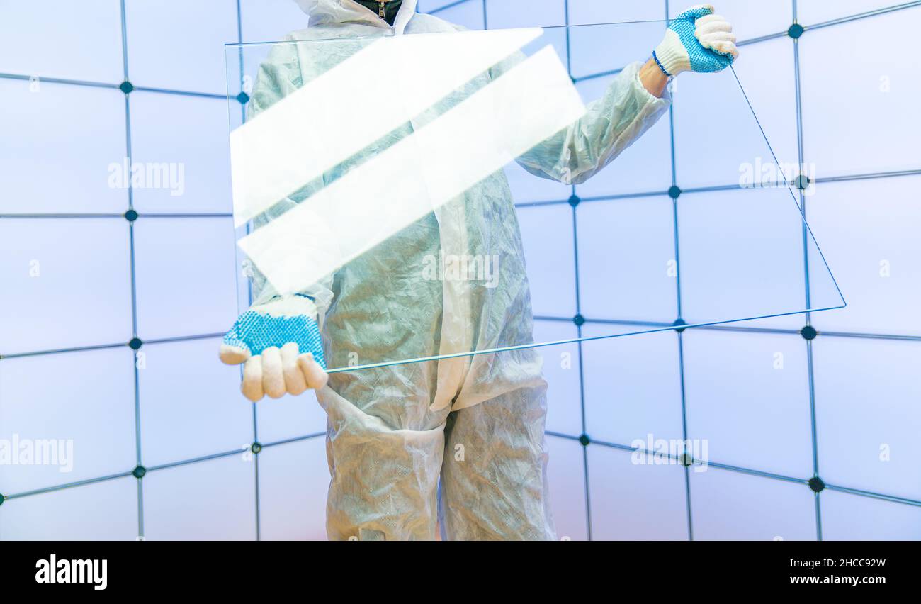 Verre feuilleté d'isolation thermique dans la main de travail.Verre moderne et élégant pour une utilisation dans les bâtiments industriels et privés Banque D'Images
