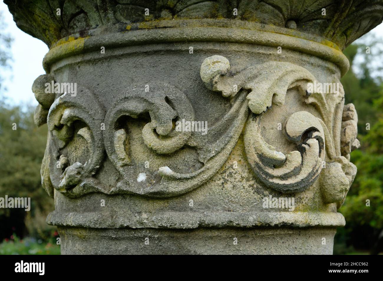 Texture sur le jardin de grès usé Urn Banque D'Images