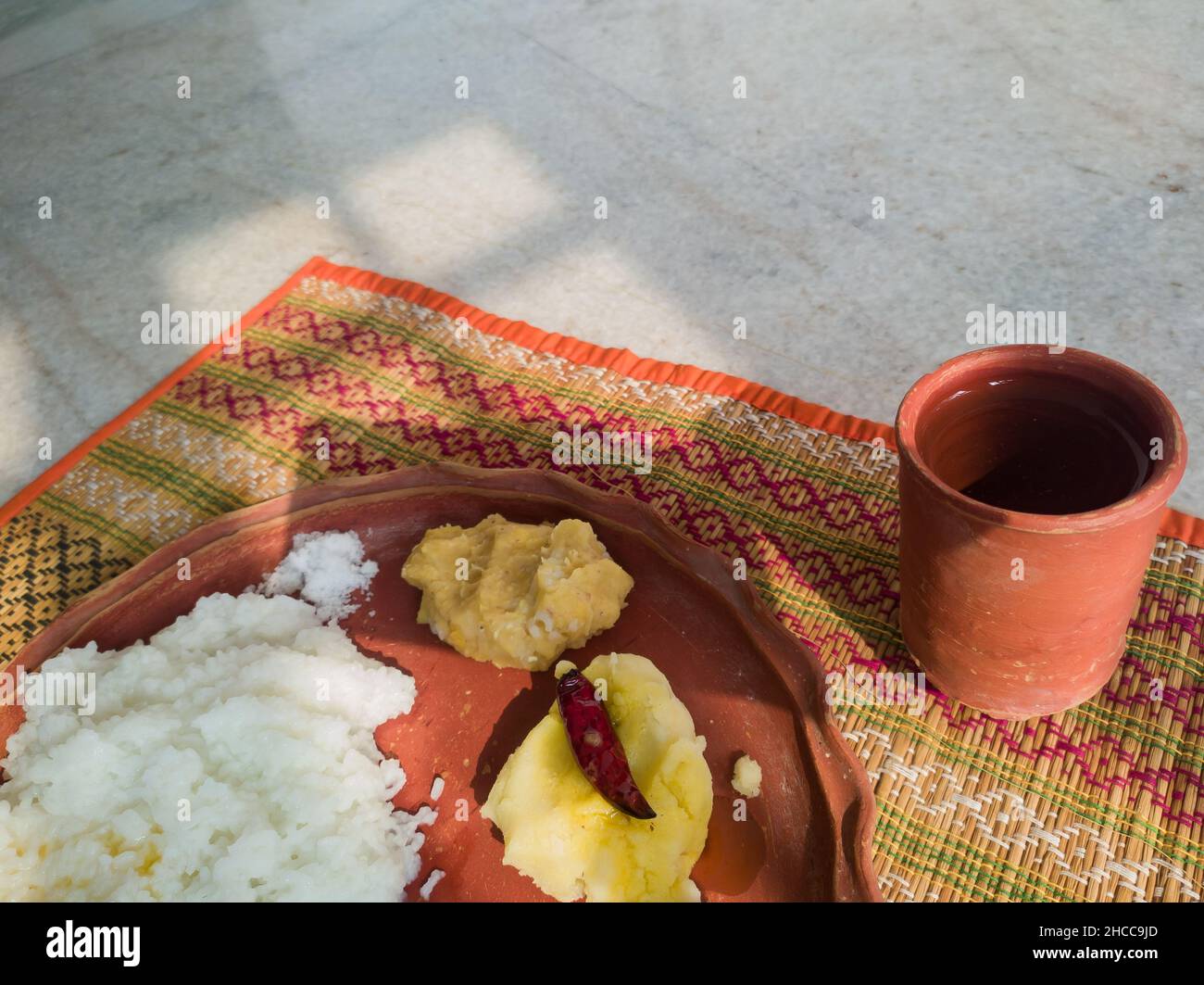 traditionnel bengali maison thali cuit ou plateau servi sur une assiette en argile. riz bouilli, lentilles et pomme de terre. authentique culture locale bengali indienne Banque D'Images