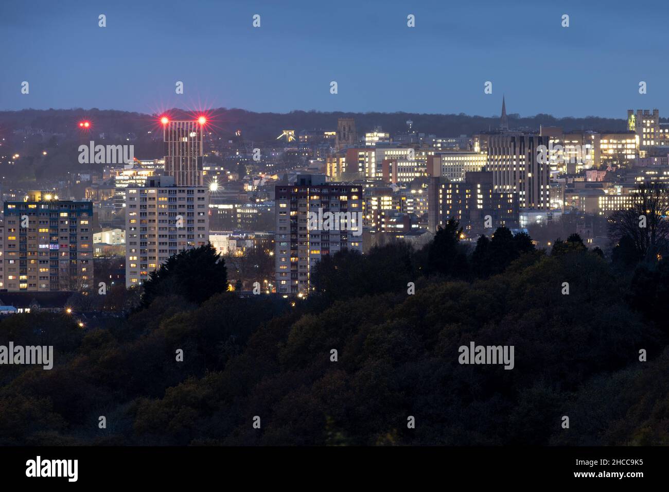 L'horizon du centre-ville de Bristol est éclairé au crépuscule, vu de la colline de Trooper. Banque D'Images