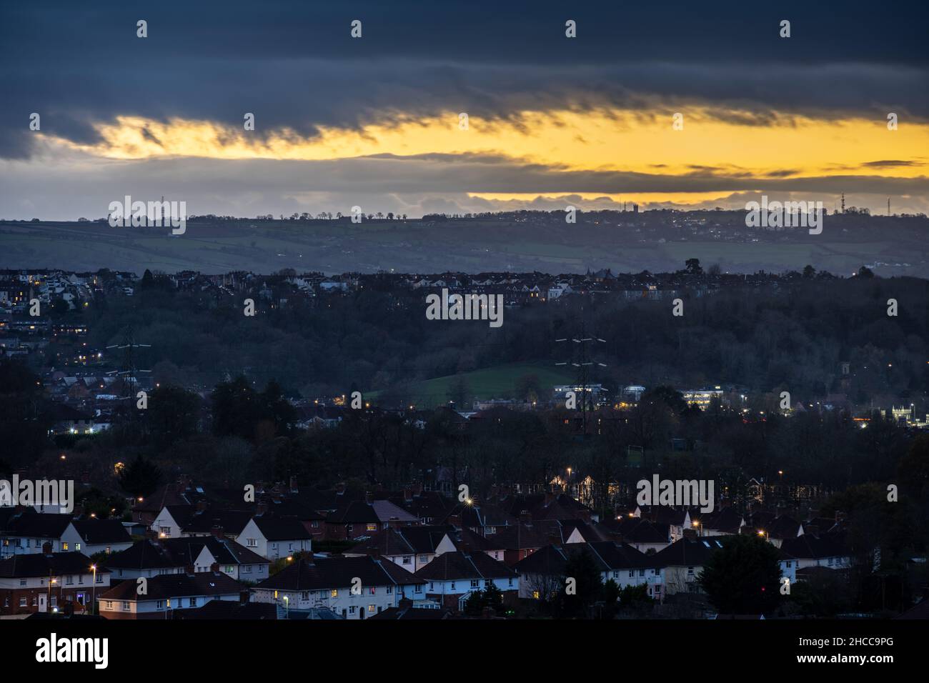 Le soleil se couche sur le paysage urbain de South Bristol, y compris St Annes, Brislington, Arno's Vale et Upper Knowle, avec Dundry Hill derrière, comme vu fr Banque D'Images