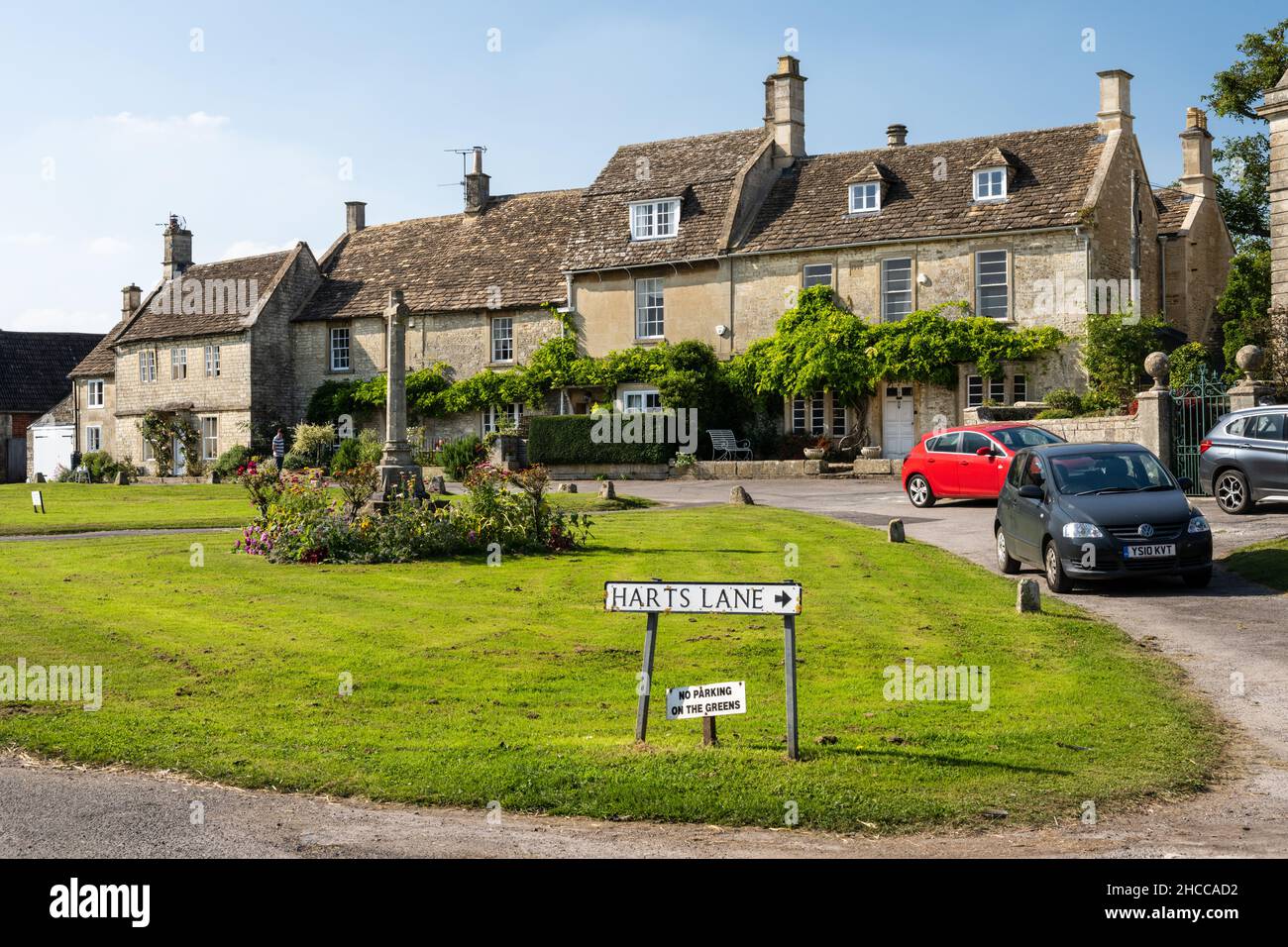 Des maisons et des cottages traditionnels en pierre sont aménagés autour du village vert de Biddestone, dans les Cotswold Hills d'Angleterre. Banque D'Images