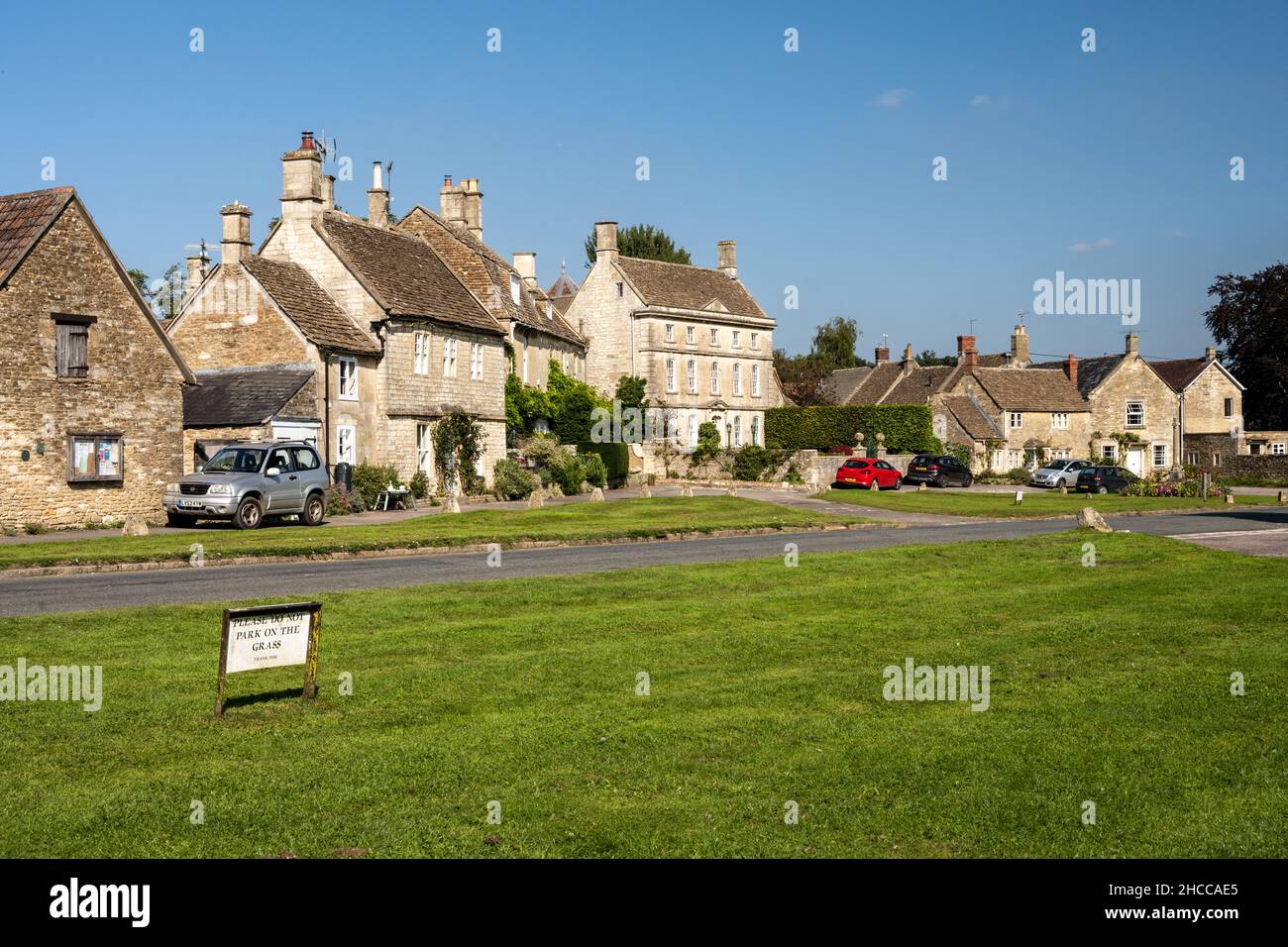 Des maisons et des cottages traditionnels en pierre sont aménagés autour du village vert de Biddestone, dans les Cotswold Hills d'Angleterre. Banque D'Images