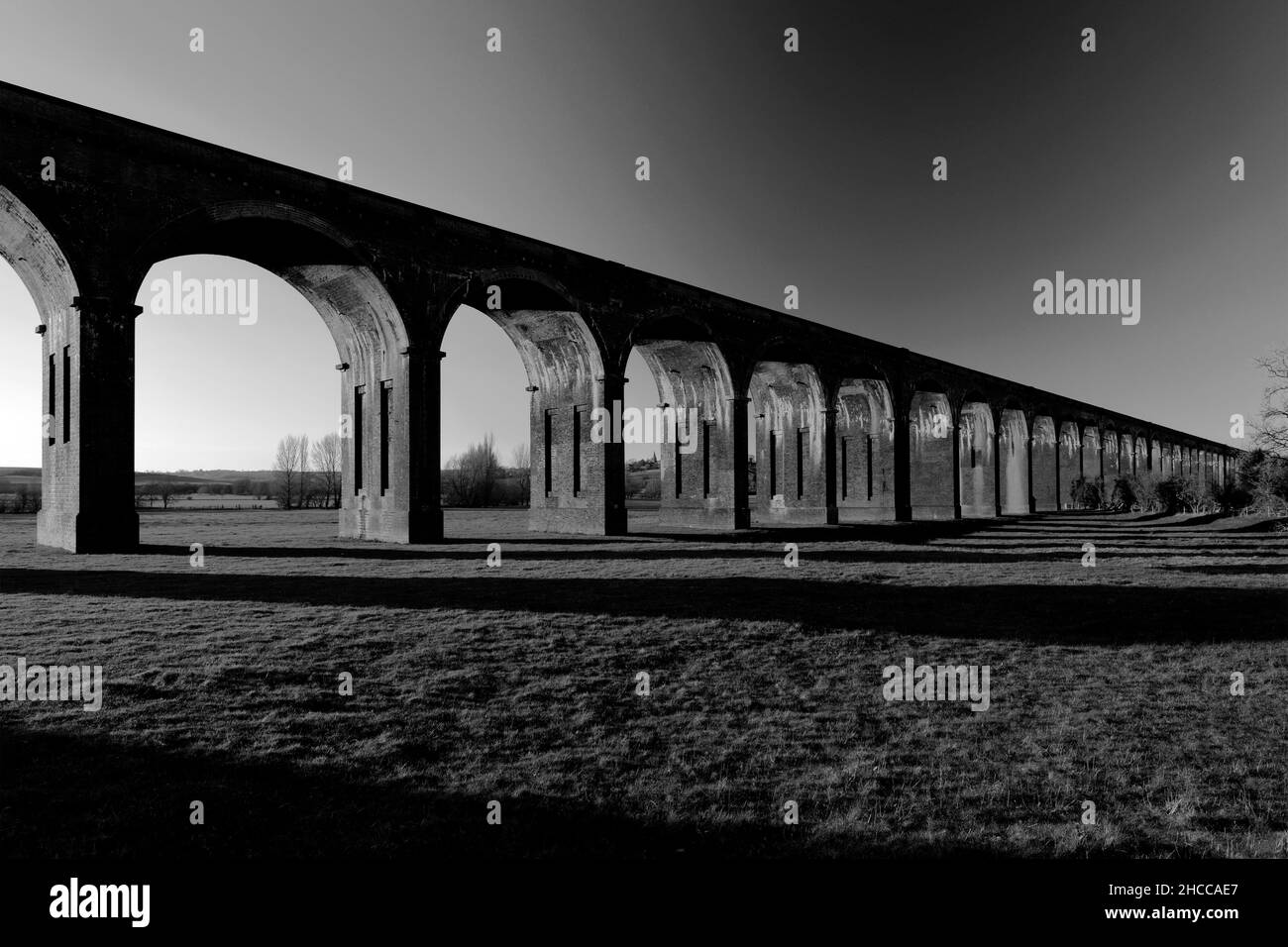 Le viaduc ferroviaire de Harringworth; la vallée de la rivière Welland; le Northamptonshire; Angleterre, Royaume-Uni le viaduc a 1 275 mètres de long et a 82 arches, chacune avec un 4 Banque D'Images