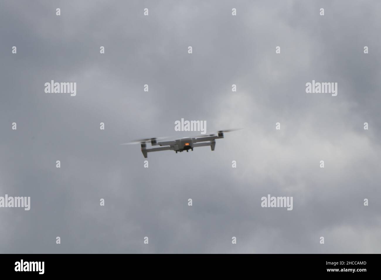 Drone volant avec fond de nuages gris.Photo de haute qualité Banque D'Images