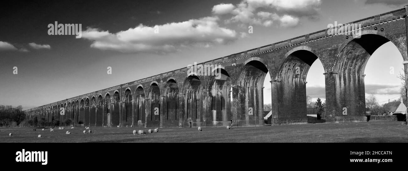Le viaduc ferroviaire de Harringworth; la vallée de la rivière Welland; le Northamptonshire; Angleterre, Royaume-Uni le viaduc a 1 275 mètres de long et a 82 arches, chacune avec un 4 Banque D'Images
