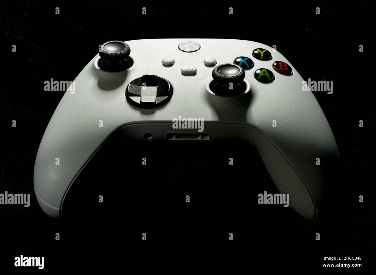Manette Xbox série blanche sur fond noir Uni avec un éclairage spectaculaire de derrière. Banque D'Images