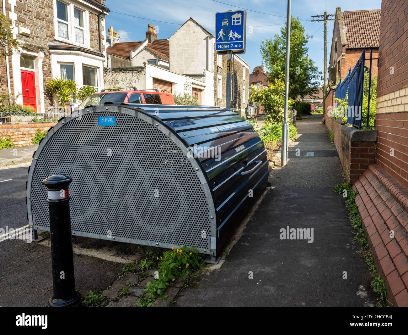 Une unité de stockage de vélos dans la rue, un hangar à vélos, faisant partie d'une rue résidentielle de la zone résidentielle de Bristol. Banque D'Images