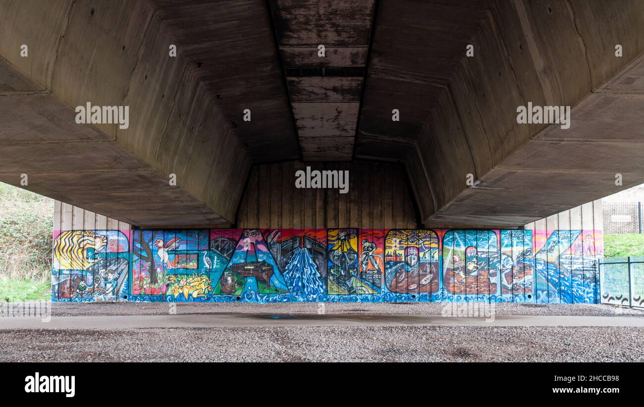 La route de liaison de Cardiff Bay A4232 traverse les zones humides de Cardiff sur un survol en béton. Banque D'Images