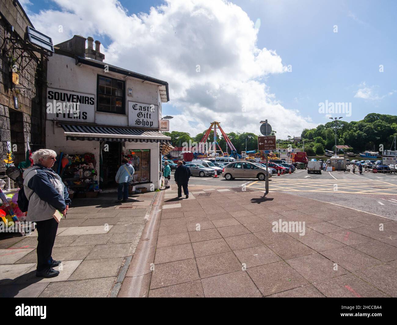 Les touristes achètent des souvenirs à la boutique de cadeaux Caernarfon Castle dans le nord du pays de Galles. Banque D'Images