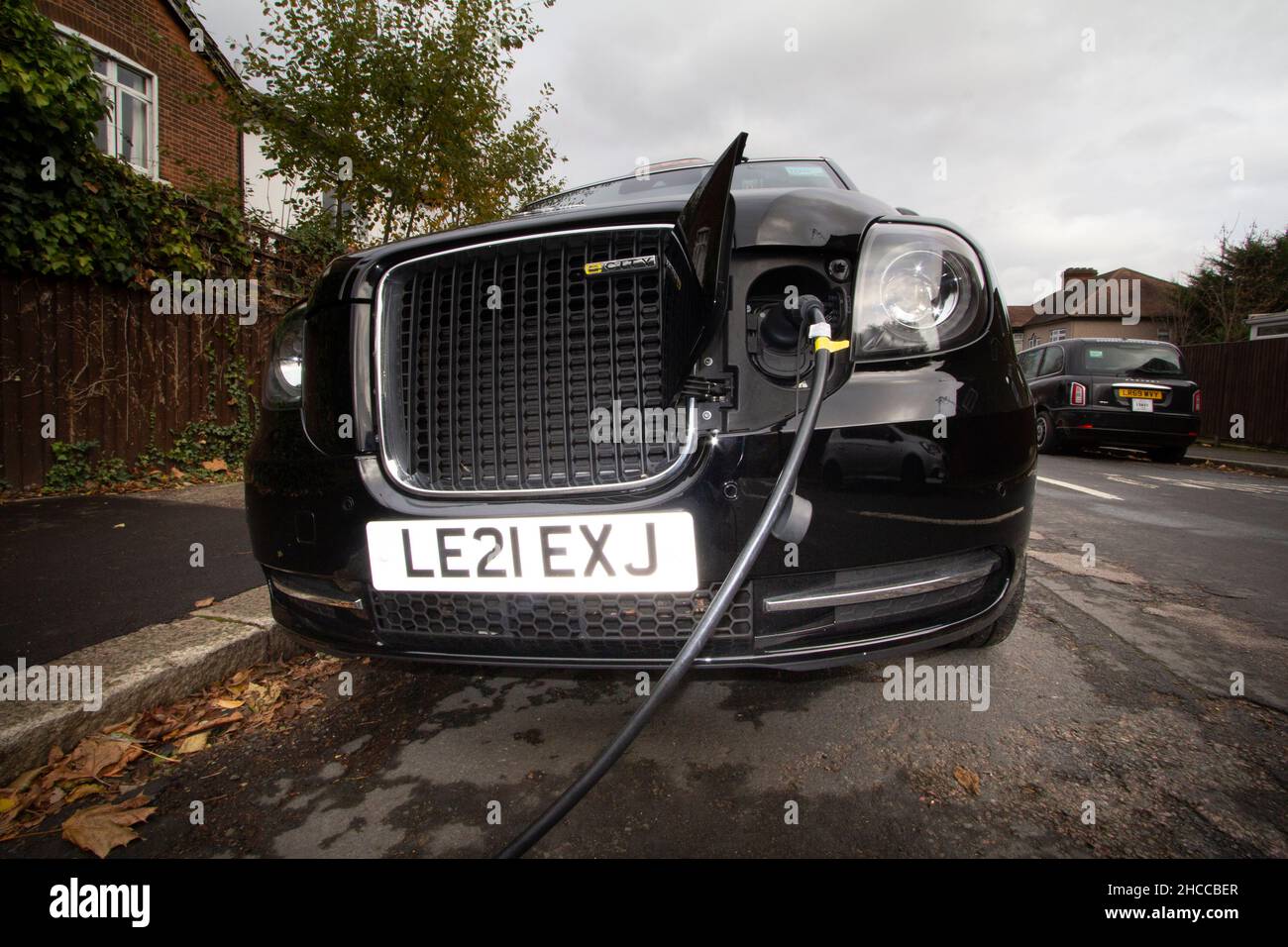 Point de recharge de véhicule électrique dans la rue de Londres avec LE taxi électrique LEVC TX branché en charge Banque D'Images