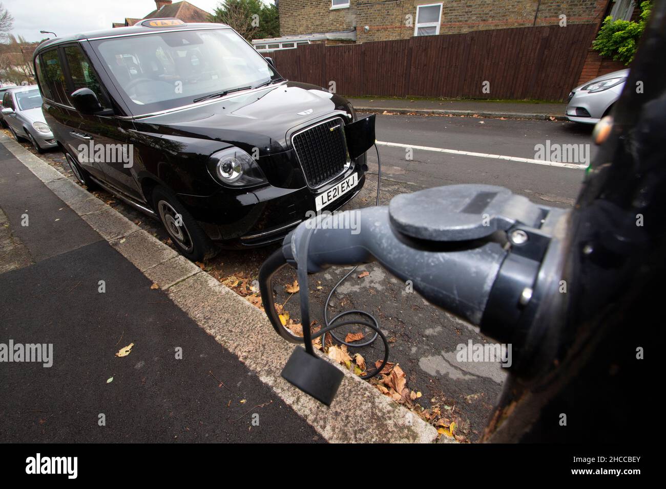 Point de recharge de véhicule électrique dans la rue de Londres avec LE taxi électrique LEVC TX branché en charge Banque D'Images