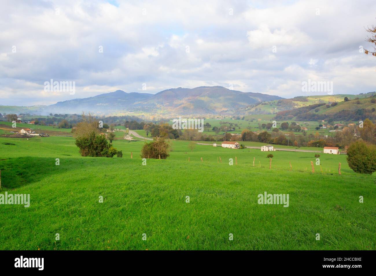 Magnifique paysage avec le champ vert et les collines en arrière-plan. Montagnes Cantabriennes. Banque D'Images
